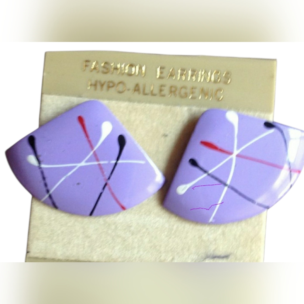 VINTAGE 80'S PURPLE RESIN /  RED WHITE & BLACK MODERNISTIC ACCENT FUN EARRINGS